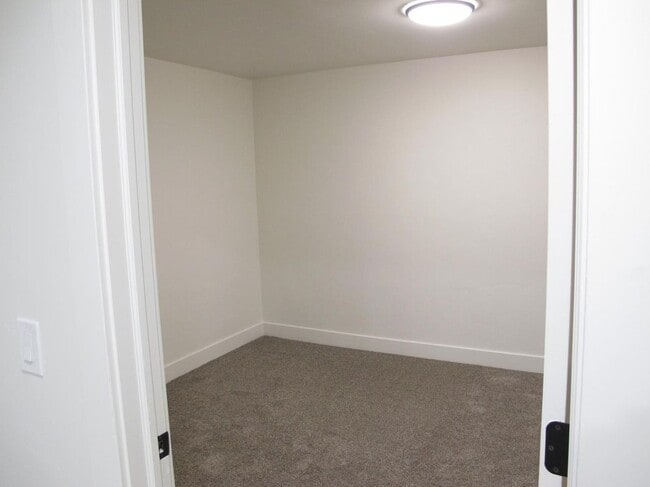 Building Photo - 2037 Bridle Cir