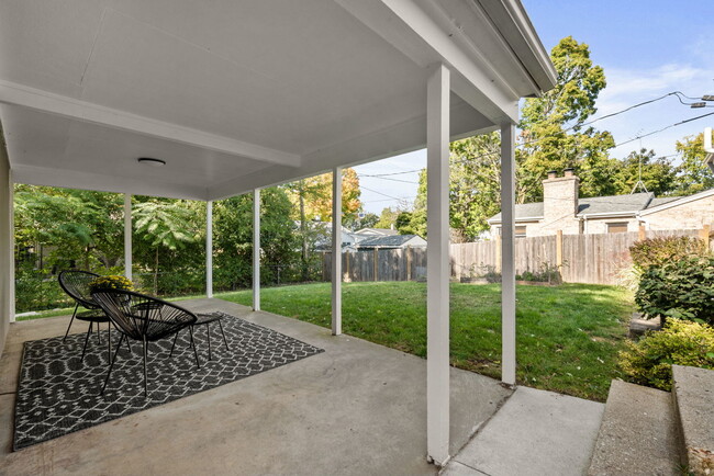 Building Photo - 847 Valley Ln