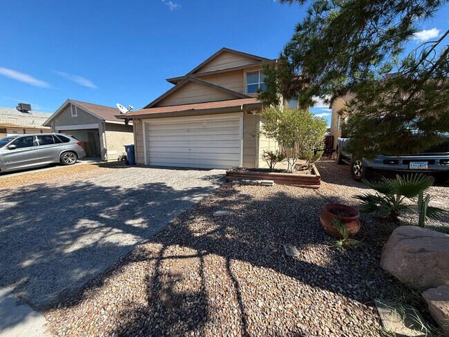 Foto del edificio - Spacious 3BED/3BATH Two story home located...