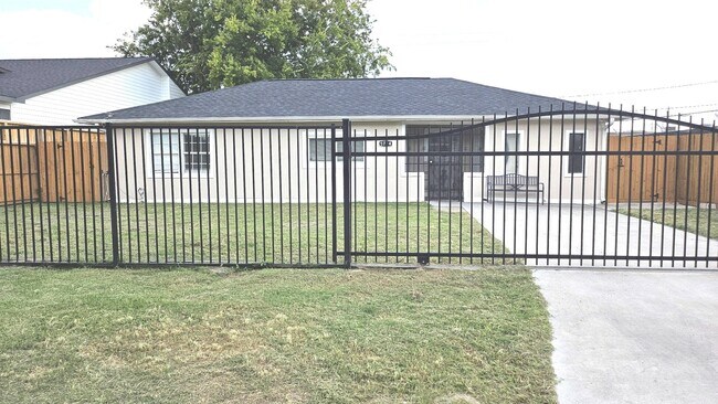 Building Photo - 5714 Southwind St