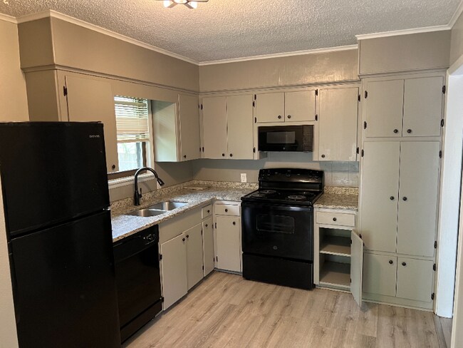 Building Photo - 317 Pope Dr