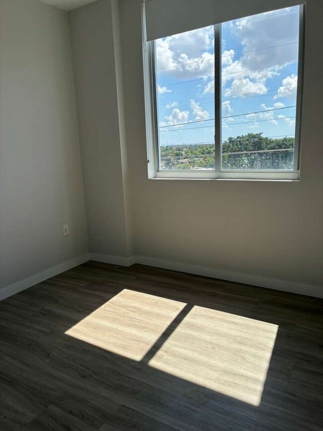 Foto del edificio - 1475 W 31st St