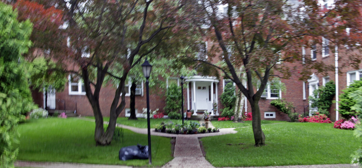 Building Photo - 735 Elm Ave