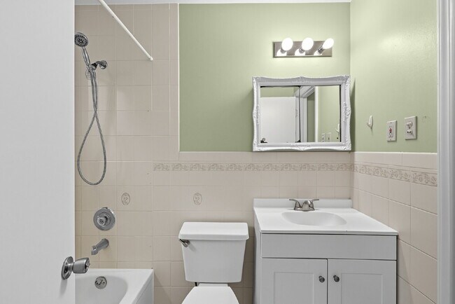 Foto del edificio - Convenient, Spacious and Affordable 4BR ho...