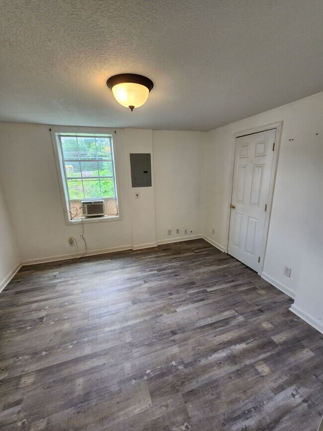 Foto del edificio - Cozy 1-Bedroom Single-Level Home with Yard and Washer/Dryer Included in Doyle, TN