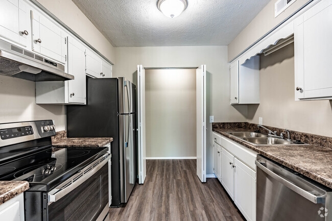 Z357 2BR 2B 884Sq ft. Kitchen - Haynes Manor Apartments