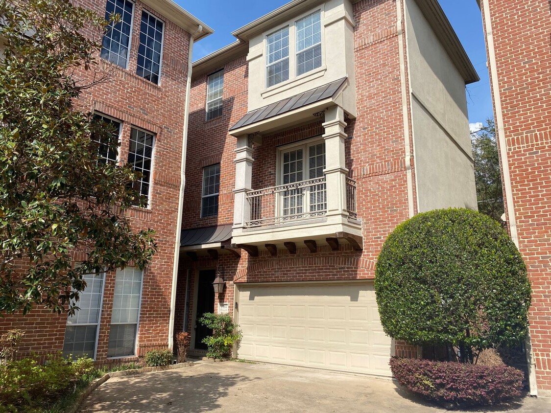 Foto principal - Two Bedroom, 3 level Condo in Oak Lawn