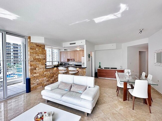Building Photo - 801 Brickell Key Blvd