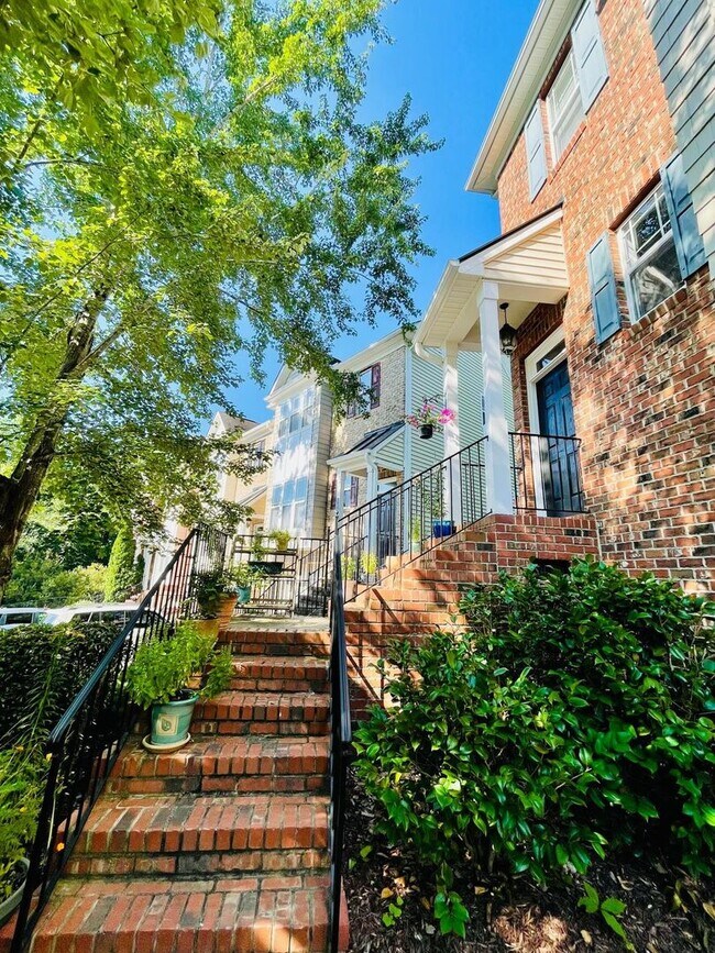 Building Photo - Beautiful 2 bed/2.5 bath end unit townhous...