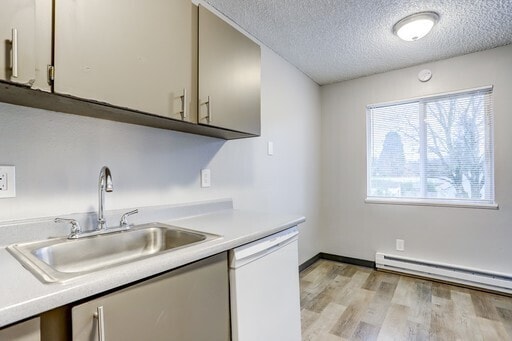 Building Photo - 2-Bed Has EVERYTHING YOU NEED!! Ask About ...