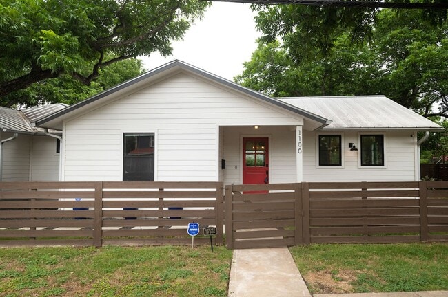 Foto del edificio - Amazing Bouldin Creek Remodeled Bungalow!