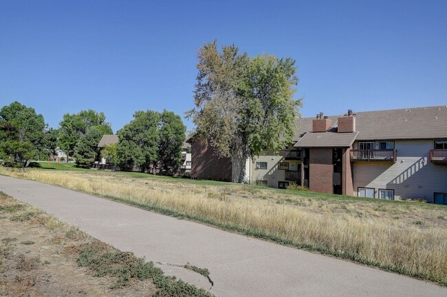 Building Photo - Penthouse level condo with views of canal ...