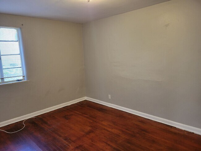 Foto del edificio - Charming 4 Bedroom Home with Hardwood Floo...