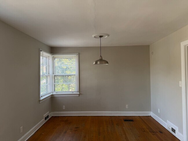 Foto del edificio - One Story House off Fort Avenue