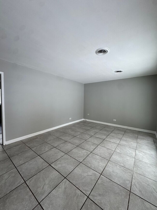 Foto del edificio - Don’t miss out on this charming three-bedr...