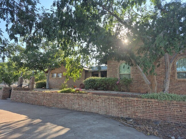 Foto del edificio - Spacious 4 bedroom 2 bath