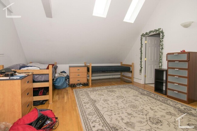 Building Photo - Oak Square Huge 2nd & 3rd floor SIX bed 3 1/2 bath Brighton