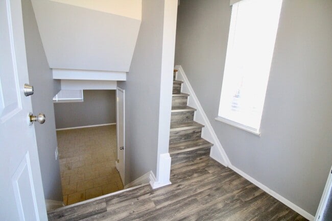 Building Photo - 4 bedroom, 1.5 bath bi-level on Warren Roa...