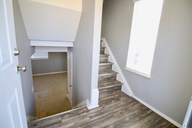 Foto del edificio - 4 bedroom, 1.5 bath bi-level on Warren Roa...