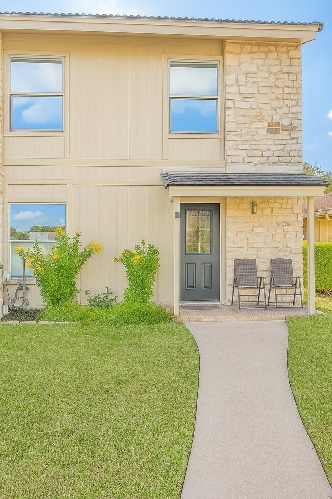 Building Photo - 300 Lucy Ln Building Photo - 300 Lucy Ln