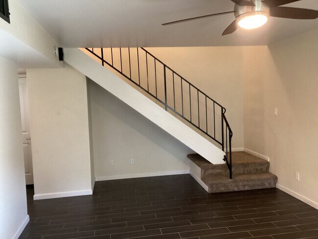 Foto del edificio - Updated Knollwood Meadows Two Story Condo ...