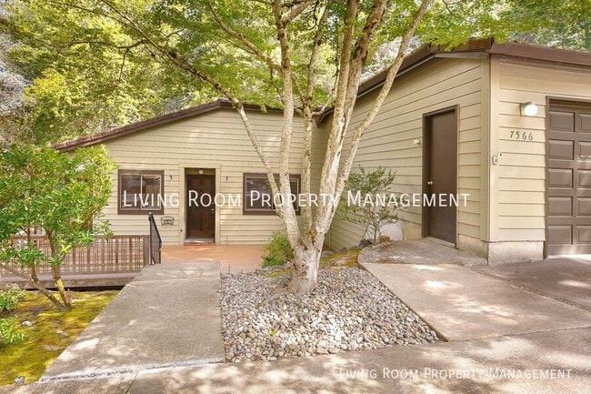 Building Photo - 7566 SW Cresmoor Dr