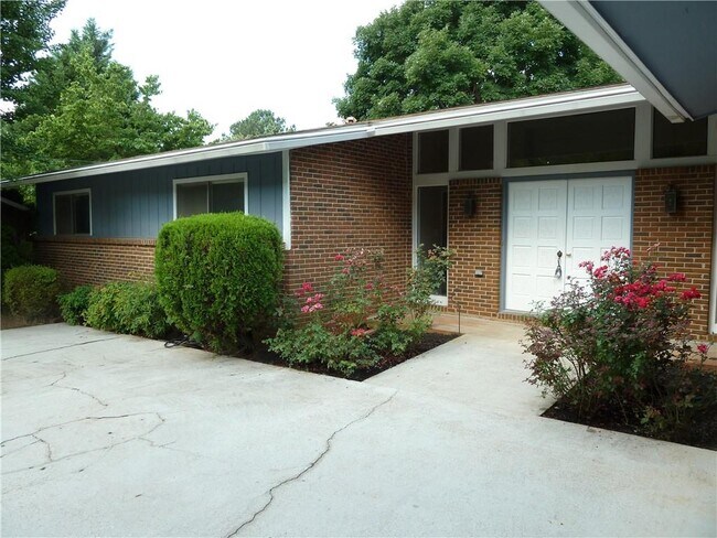Building Photo - 423 Rock Meadow Dr