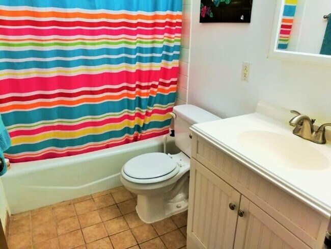 Foto del edificio - 2 BEDROOM 1 BATH 1ST FLOOR TOWNHOME WITH A...