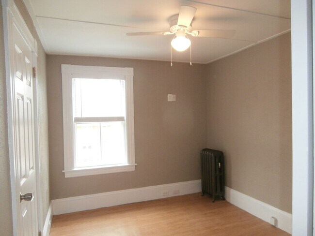 Foto del edificio - 2 Bedroom, 1 Bath Duplex in Quiet Dover Ne...