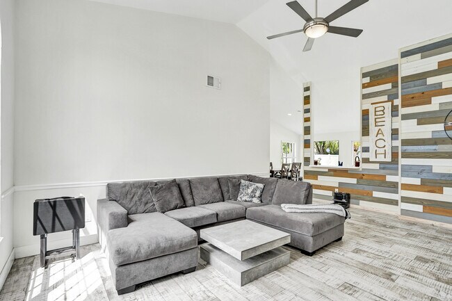 Building Photo - 8467 Dynasty Dr