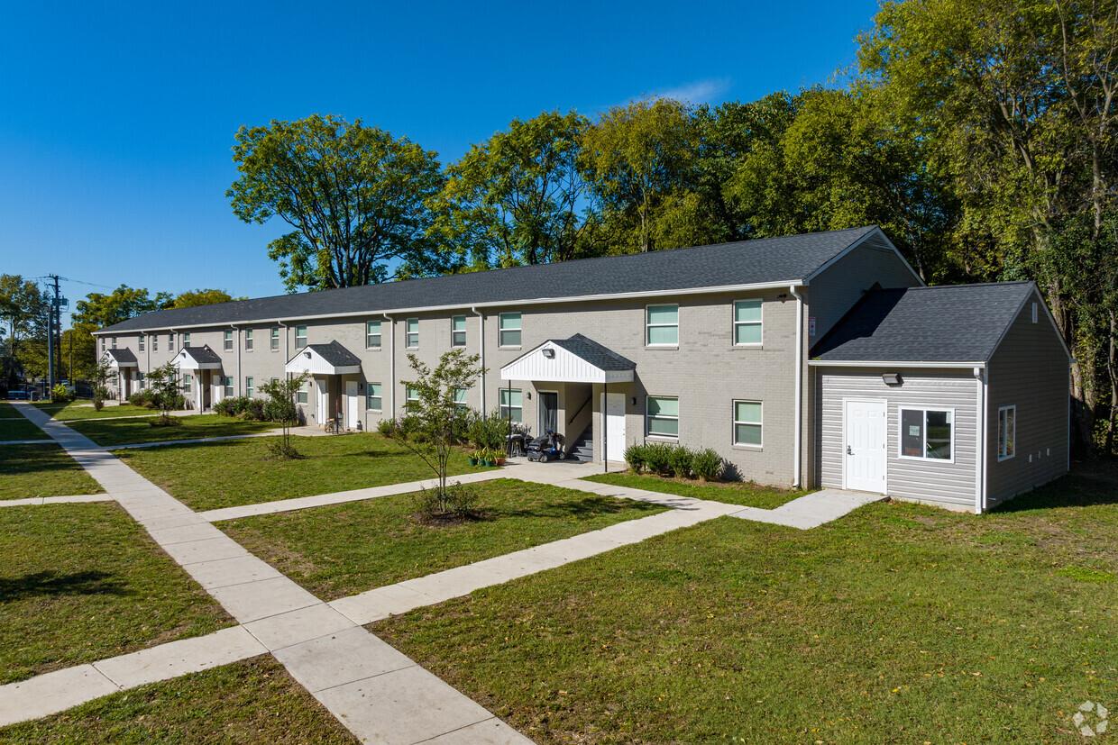 Primary Photo - Redd Fox Apartments