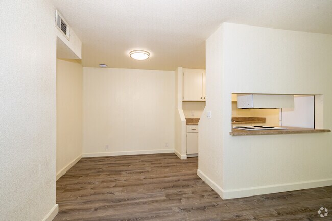 2 habitaciones, 1 baño - 832 pies cuadrados - Comedor - Aggie Square Apartments