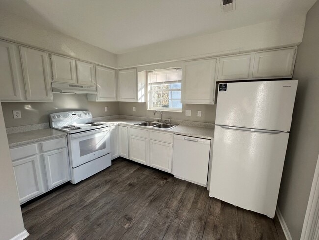 Building Photo - Rand 938 FABULOUS TOWNHOUSE! DON'T MISS THIS GREAT OPPORTUNITY!