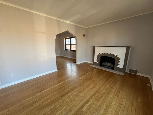 Building Photo - Cute Three Bedroom Home Available in South City!