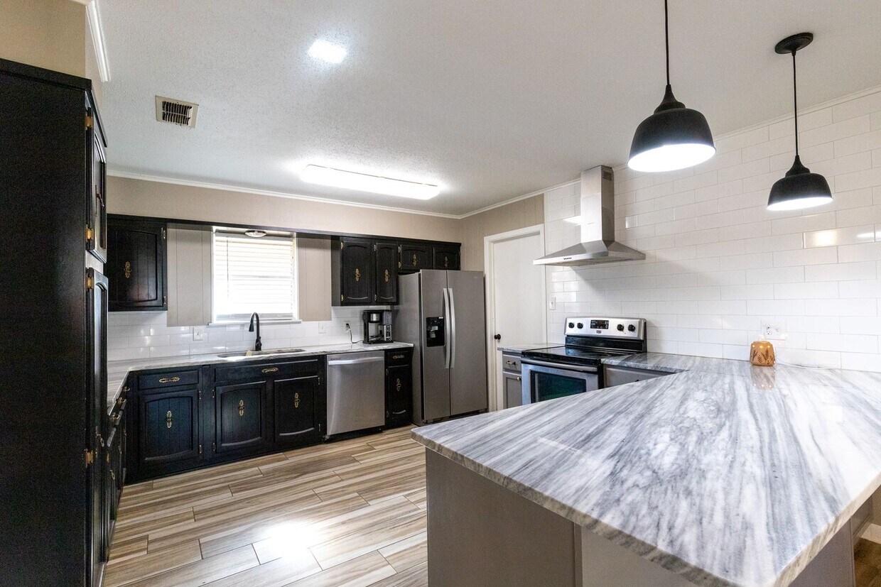 Foto principal - Remodeled 3 bedroom/ 2 bathroom