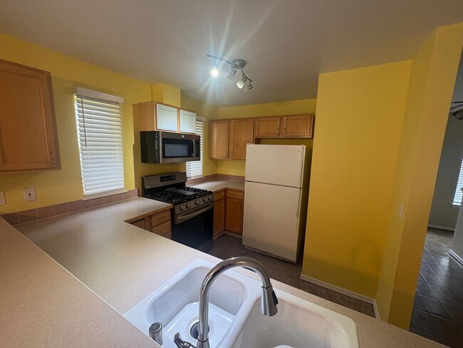 Building Photo - Bright, Spacious Townhome with Stylish Upgrades in Pinehurst/Roosevelt