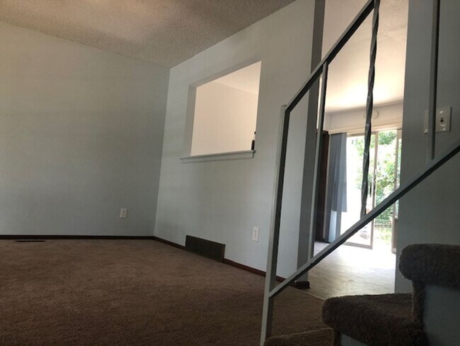 Foto del edificio - Roomy 3 bed/2 bath house with yard