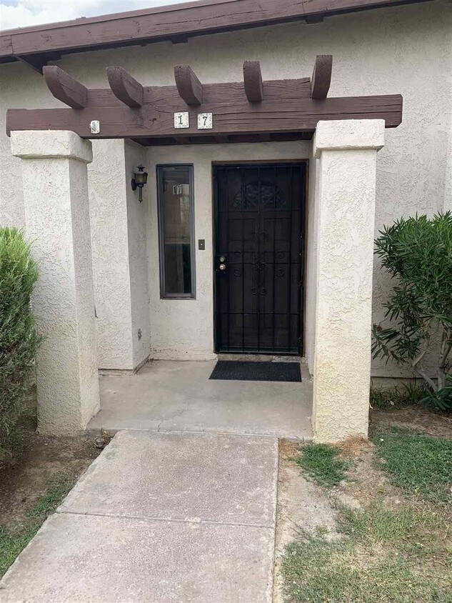 Primary Photo - 1465 E Laguna Pl