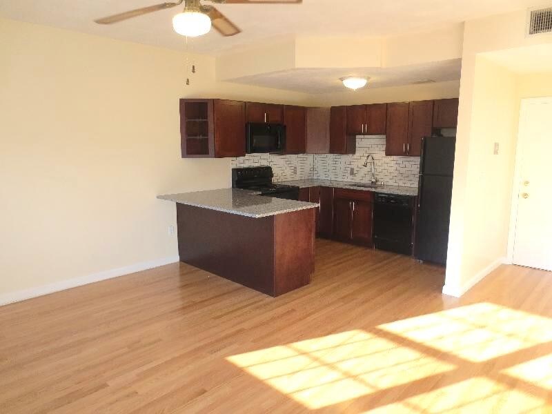Foto principal - 197 Bunker Hill St