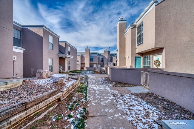 Foto del edificio - $150 OFF your first month! | $1575 | 2BR/1.5BA | Spacious Condo close to Palmer Park - Utilities ...