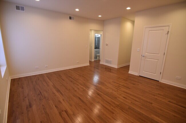 Building Photo - 1145 W Lunt Ave