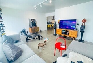 Building Photo - 3834 La Rosa Dr
