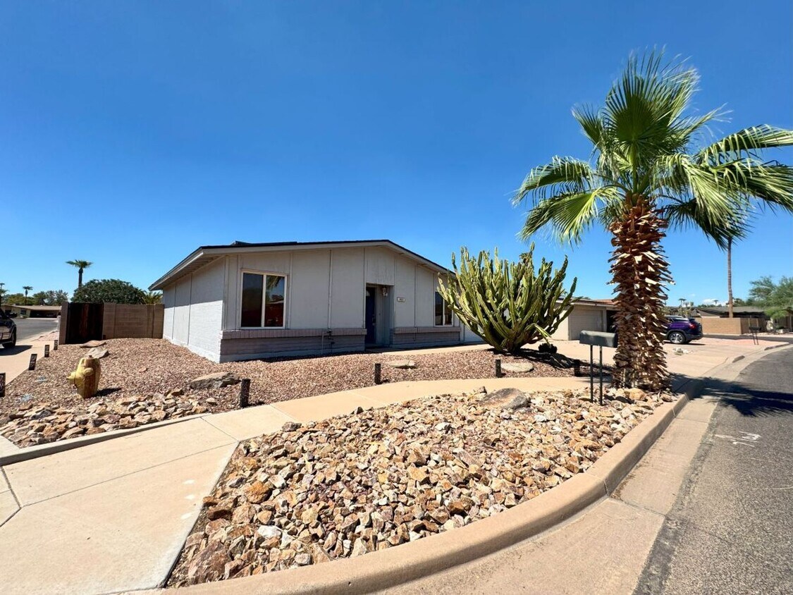 Foto principal - REMODELED 4 BEDROOM HOME WITH HUGE YARD, C...
