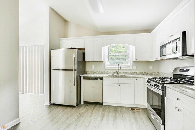 Building Photo - 813 Grindstone Pl SW