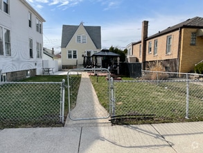 Building Photo - 3246 N Ozark Ave