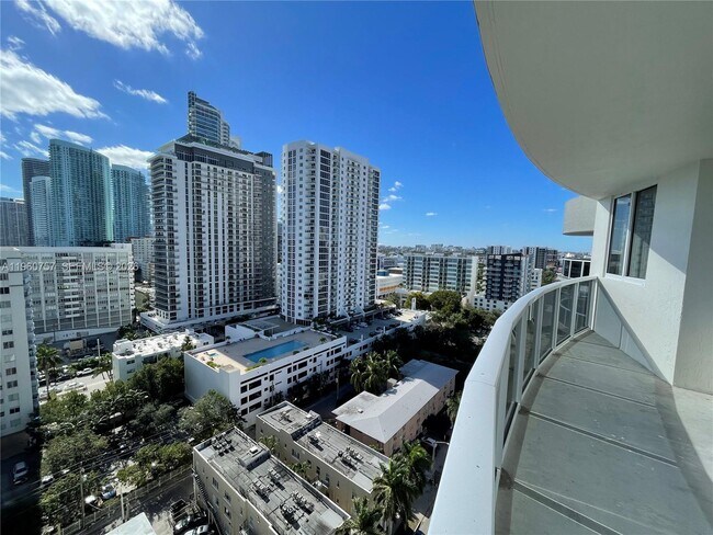 Foto del edificio - 601 NE 23rd St