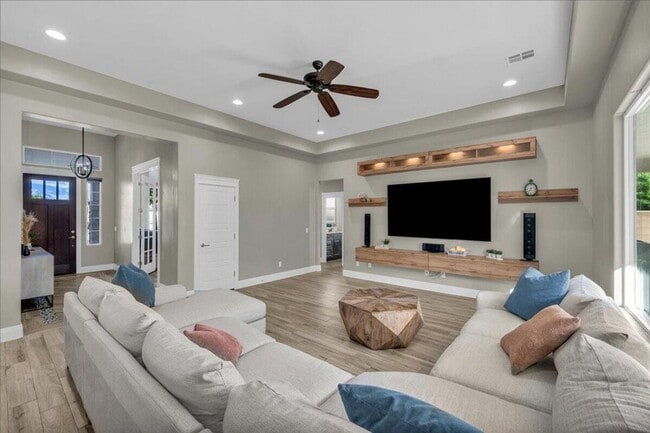 Building Photo - 4 Bed 2.5 Bath Single-Level Home!