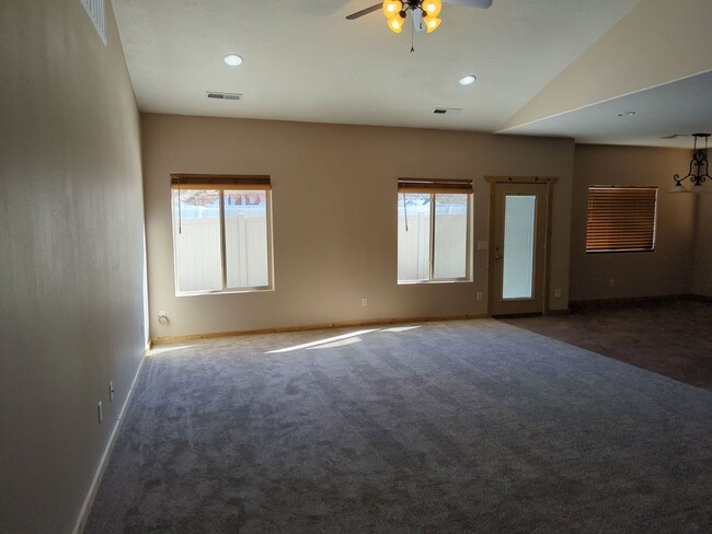 Building Photo - Gorgeous Remodeled 3 Bedroom 2 Bathroom Home.