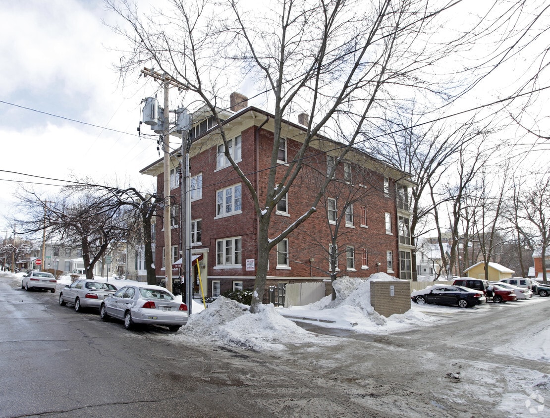 Primary Photo - 109-111 W Gilman St