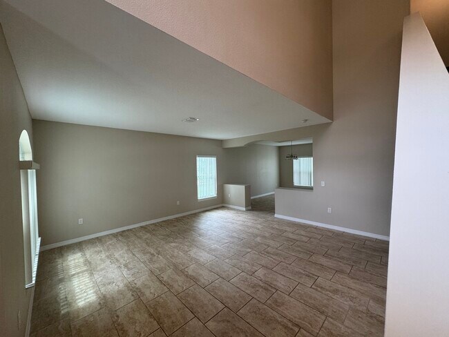 Building Photo - 527 Bristol Cir